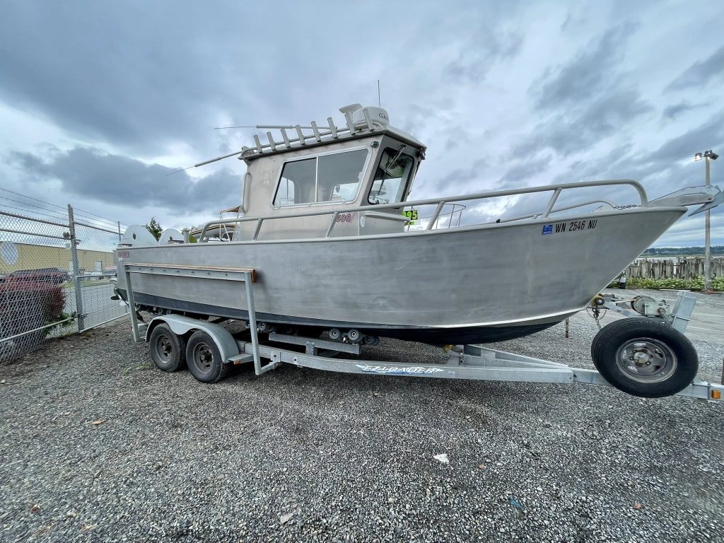 PACIFIC BOATS CUSTOM FISHING BOAT MODEL YEAR 2005 / NEW SUZUKI TWIN POWER